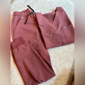 Mens Figs Scrub Set: Mauve. S Top, XS Jogger Pant